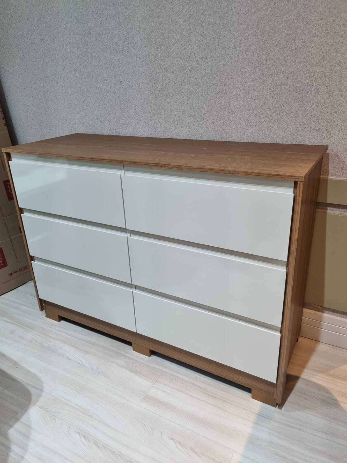 Cômoda com gavetas brancas