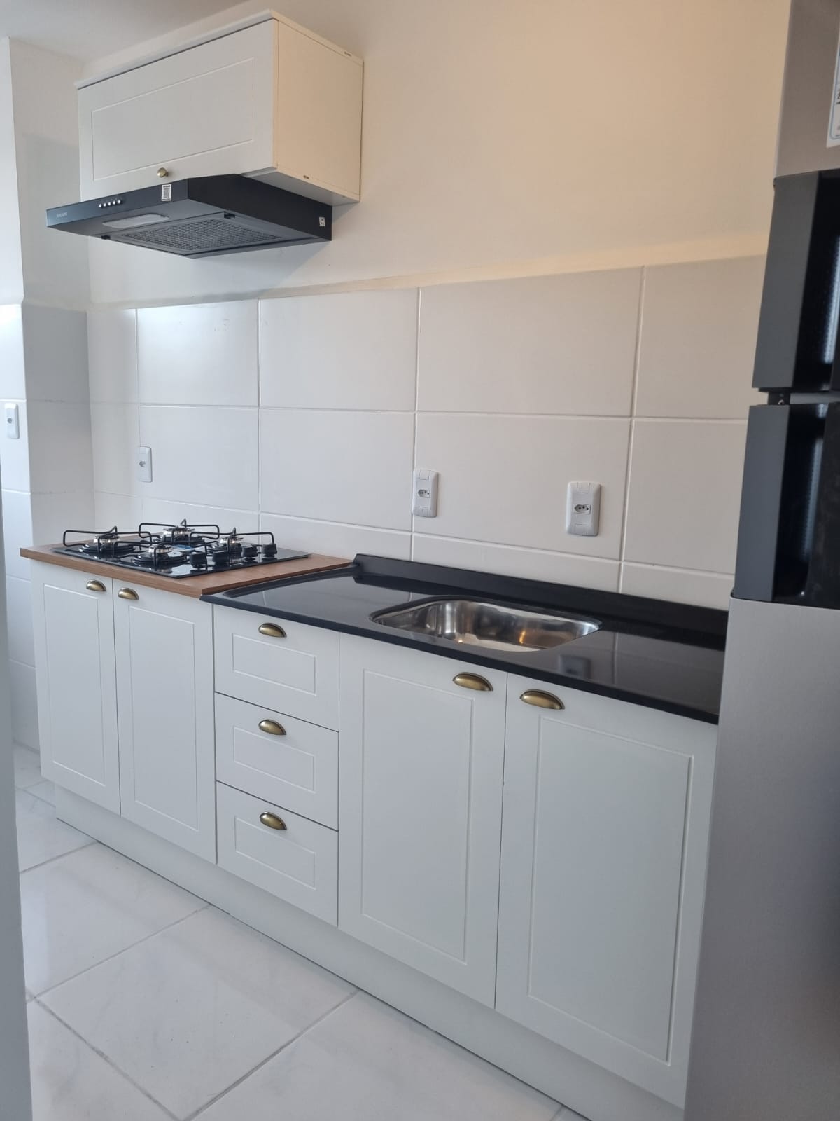 Cozinha planejada com cooktop e cuba