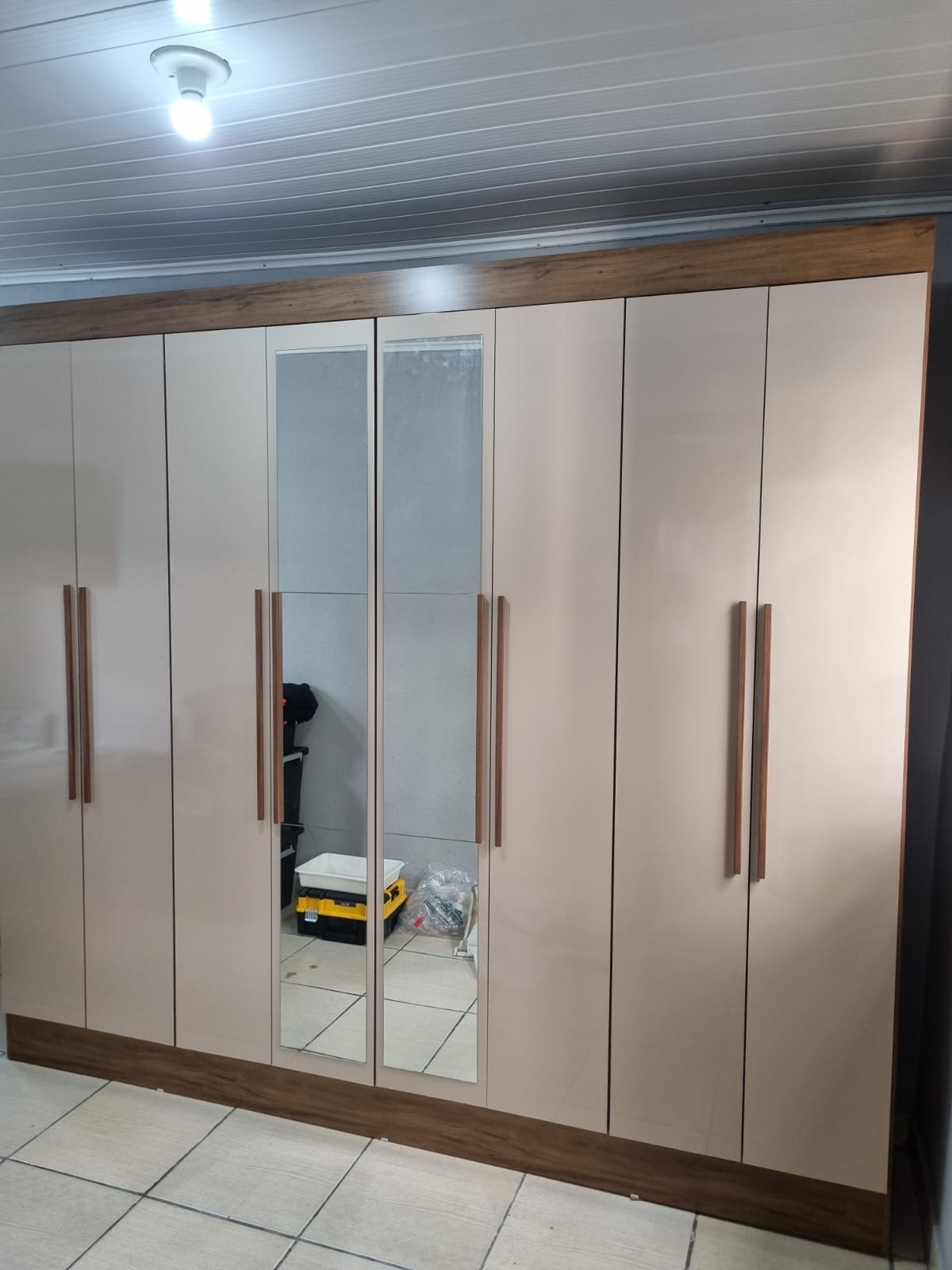 Guarda-roupa amplo com portas espelhadas