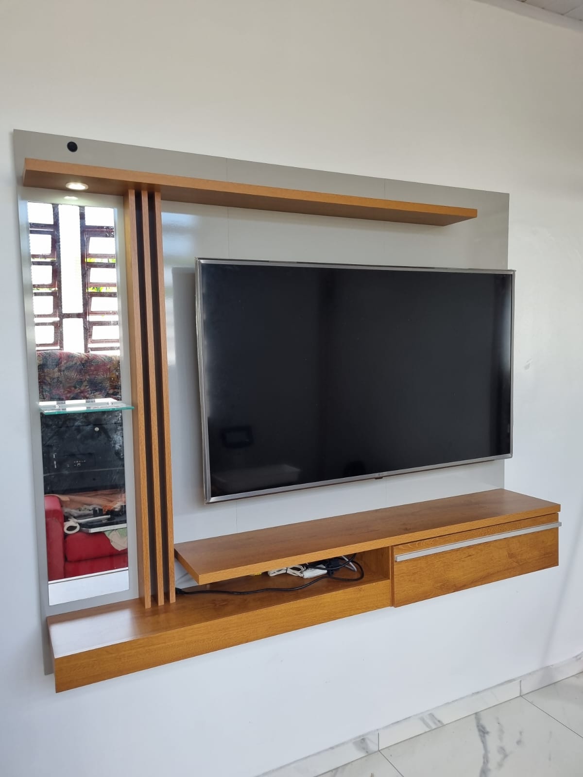 Painel de TV com prateleiras flutuantes