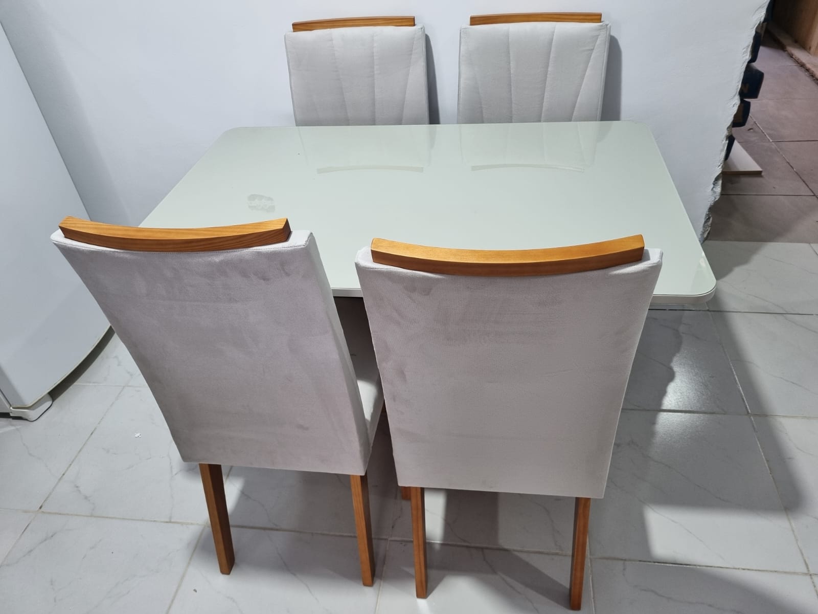Mesa de jantar com cadeiras estofadas