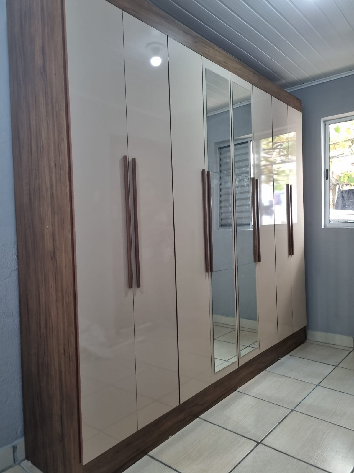 Guarda-roupa com portas espelhadas e madeira