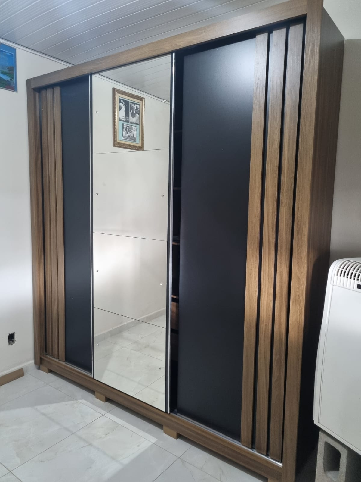 Guarda-roupa preto com madeira e espelho