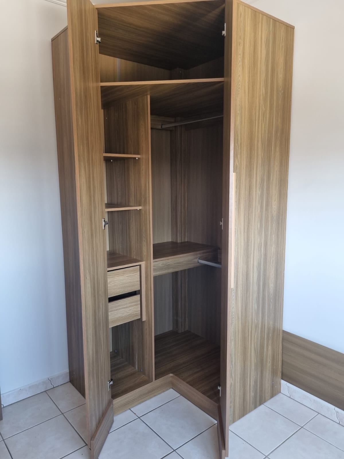 Interior de guarda-roupa de canto
