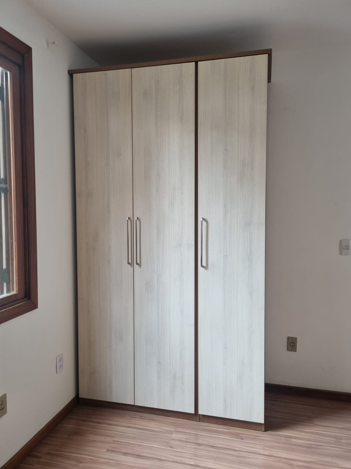 Guarda-roupa branco em quarto