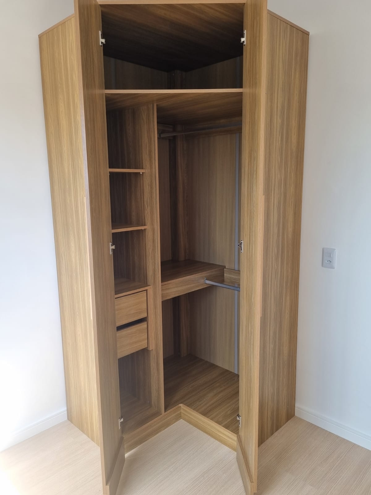 Guarda-roupa de canto com prateleiras