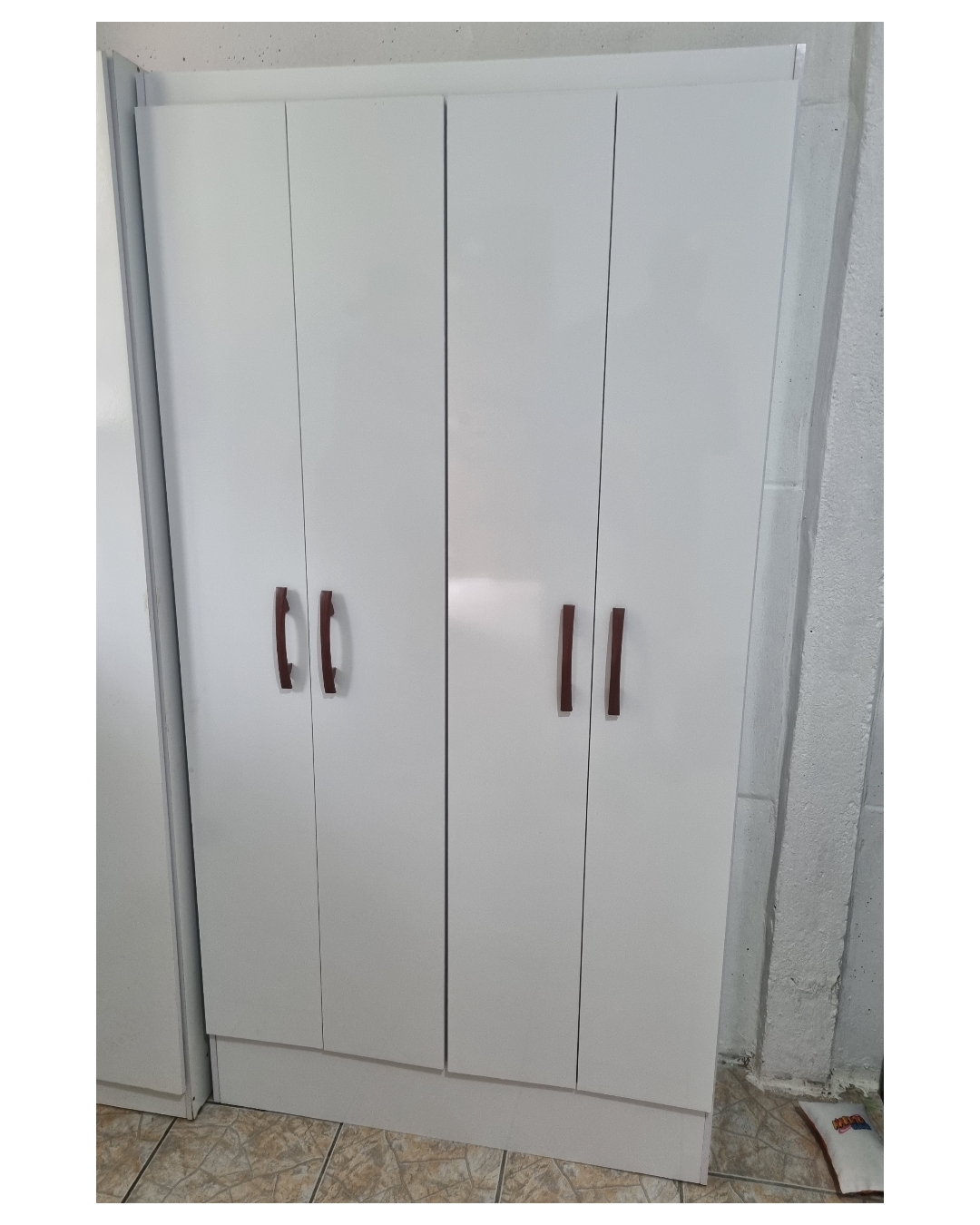 Roupeiro branco de 4 portas